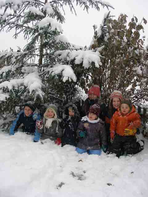 Kinder in der Schneelandschaft